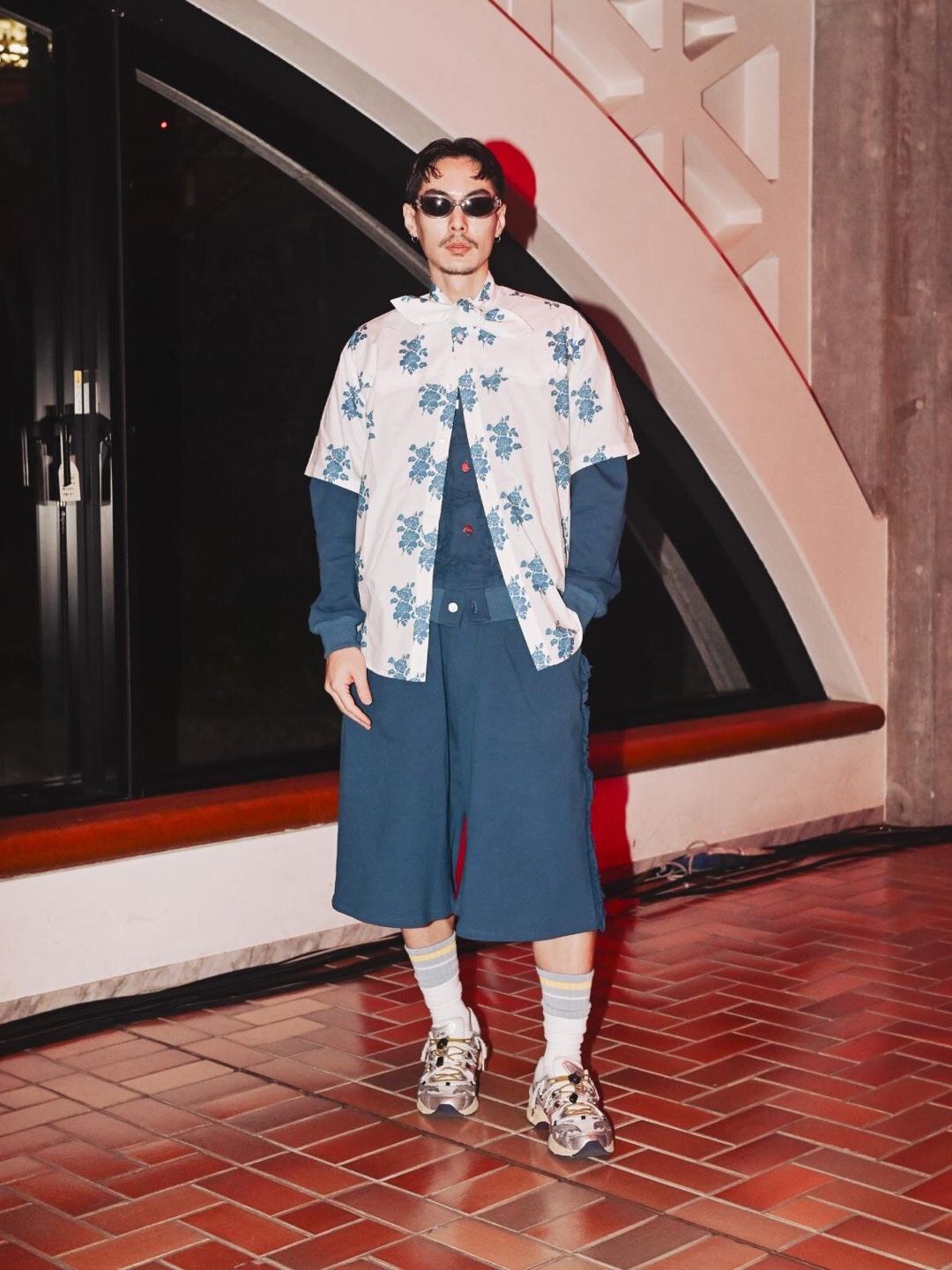 长袖内层与花纹短袖把层次集中在上身,宽短裤接低帮运动鞋;裤口偏低时,露脚踝能保留轻松感。