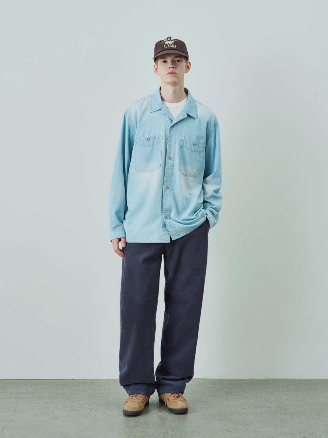 浅蓝上衣提亮深裤，帽子和鞋不争颜色。