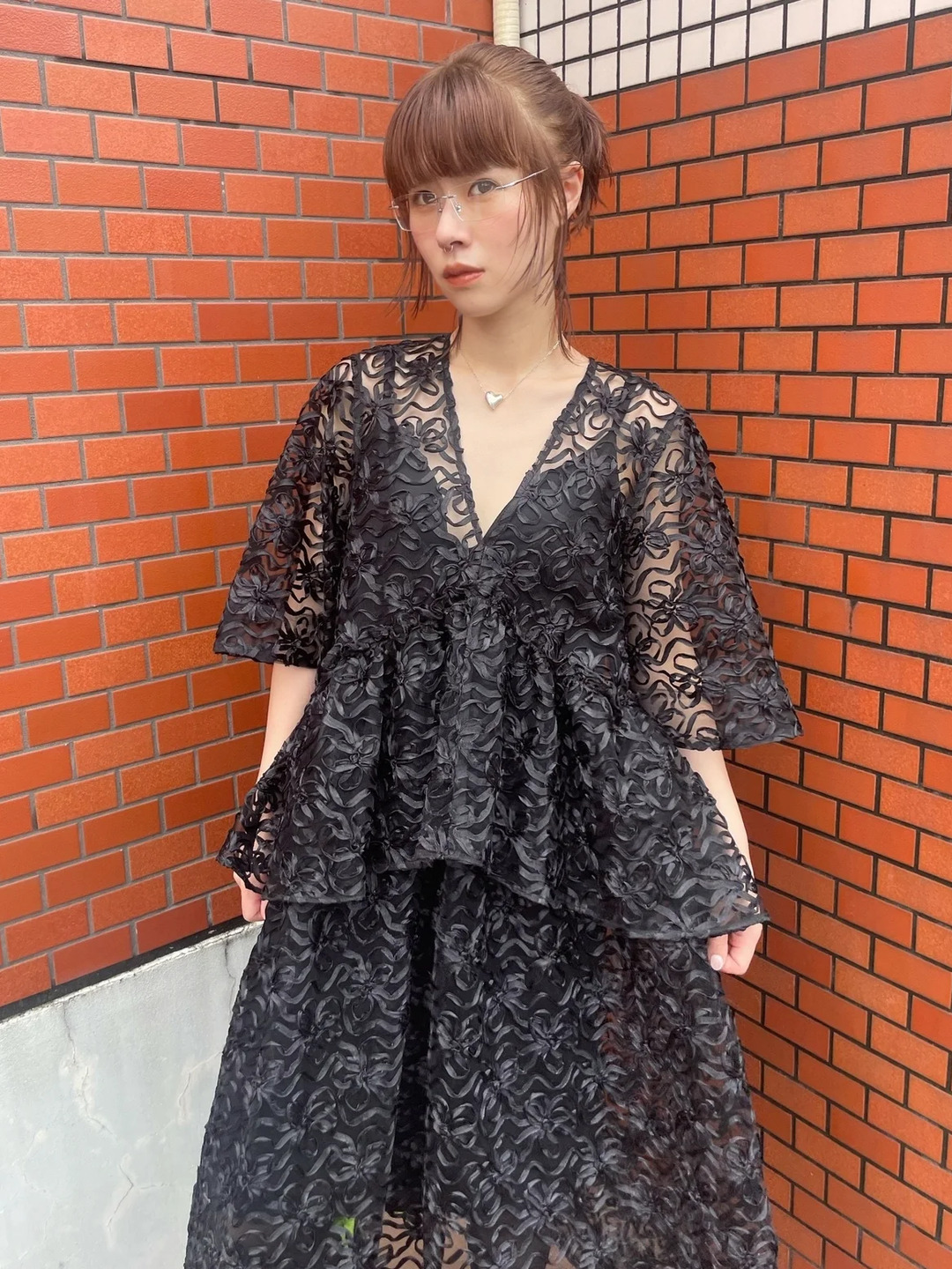SPUR 的 GANNI 黑蕾丝裙近景，花纹本身已经是重点。